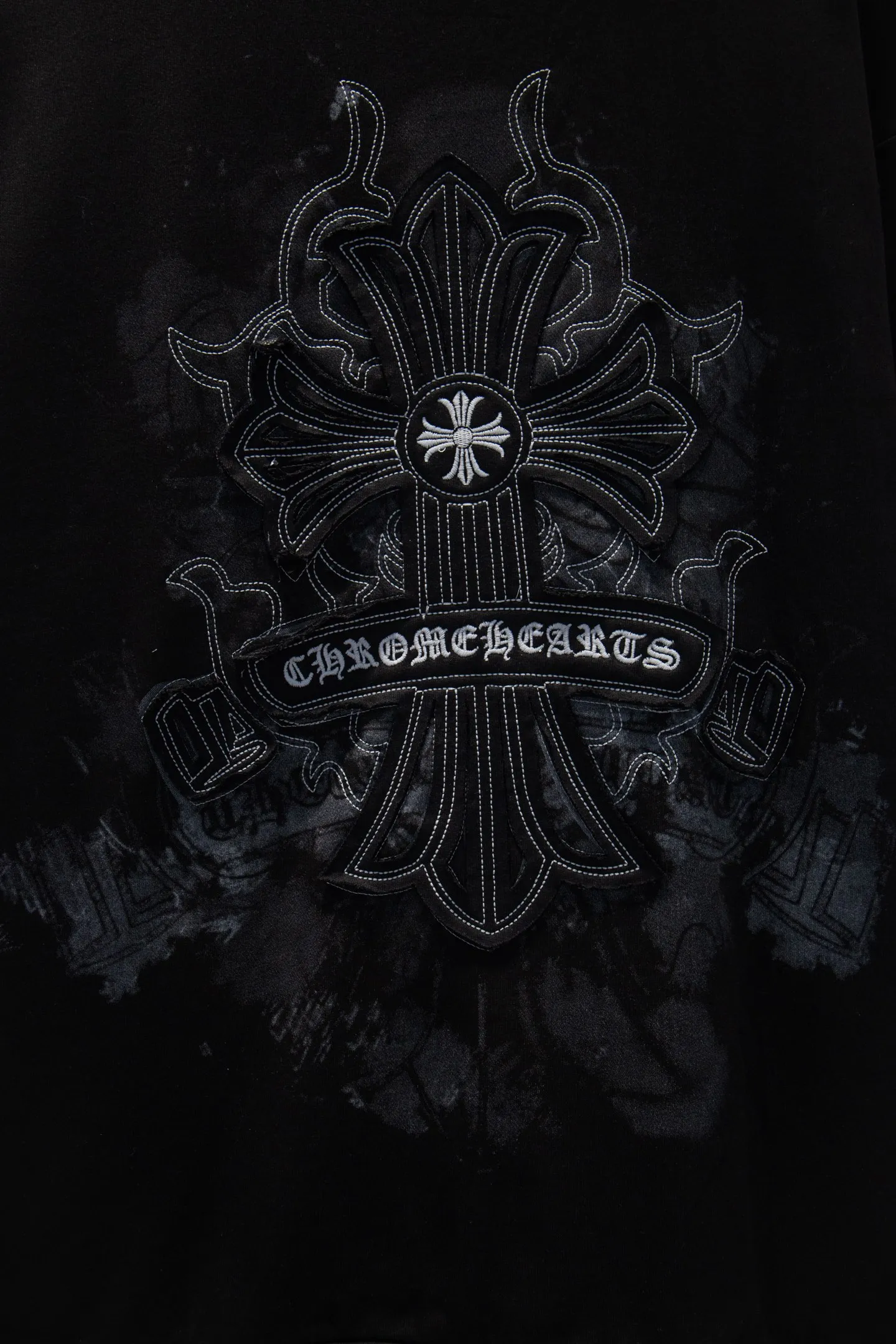 P260 🆕Chrome Hearts new embroidered patch printed sweatshirt. The os version is really charming. Chrome Hearts is really a must-have. Each season's new version is the best. It is very practical and can be worn casually. Nice✔️ - ⚠️100% cotton. Made of custom-dyed terry cotton sweatshirt surface, 420g double-ply double yarn, comfortable to the touch. Made from imported knitting needle carded cotton, the thickness is moderate, drapey and contoured, making the upper body comfortable! ! It is very tolerant for fat body types and can instantly slim down by five inches when put on. The back panel #embroidery adopts imported Tajima high-density heavy industry embroidery technology. The fonts are three-dimensional and full. The front panel is made of direct-injection digital printing environmentally friendly glue material and mechanized printing process. Mechanical printing has high precision, the positioning accuracy can reach ±0.02mm, and the quality is stable.  The neck strap is made of pure cotton and is one piece. It has no color difference and will not deform. In the past two years, the oversize version has become the focus of the trend and has been a popular staple in the past two years. The change of designers has made this brand an instant hit. The progressive fashion of the times also needs the blood impact of fresh elements and trendy designs in order to continue its glory! It’s stylish both inside and outside, a must-have for high street travel! An absolute "eye-catching style" that can match couples 💏 Color: Black Size: S M L XL